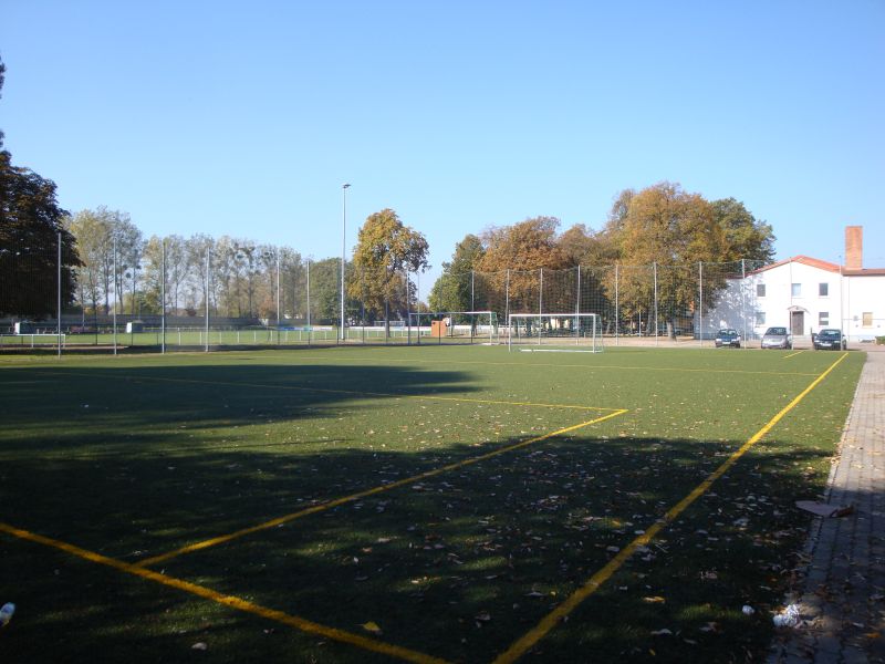 Kunstrasenplatz am Volkshaus